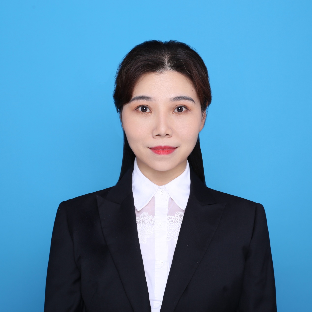 C:\Users\小丸子\Desktop\小丸子\证件照\正装照.jpg